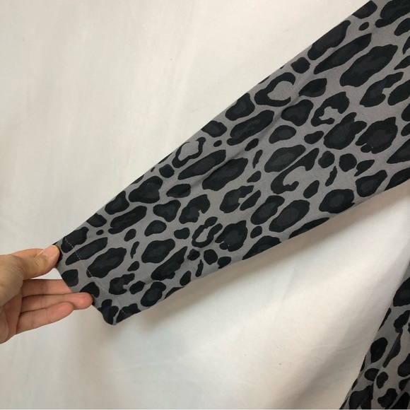 Chico’s Women’s Blouse Shirt Top V Neck Black/Gray Animal Print Chico’s Sz 1 - Picture 5 of 11